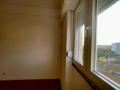 Apartamento T3 junto da Avenida de Uruguai a 100 metros da Junta de Freguesia de Benfica em excelente localização a 10 minutos a pé do Hospital da Luz e do Centro Comercial Colombo, totalmente remodelado.