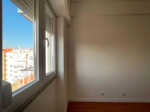 Apartamento T3 junto da Avenida de Uruguai a 100 metros da Junta de Freguesia de Benfica em excelente localização a 10 minutos a pé do Hospital da Luz e do Centro Comercial Colombo, totalmente remodelado.