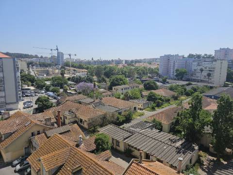 Apartamento T3 junto da Avenida de Uruguai a 100 metros da Junta de Freguesia de Benfica em excelente localização a 10 minutos a pé do Hospital da Luz e do Centro Comercial Colombo, totalmente remodelado.