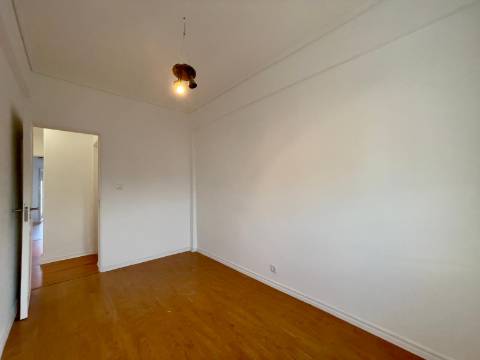 Apartamento T3 junto da Avenida de Uruguai a 100 metros da Junta de Freguesia de Benfica em excelente localização a 10 minutos a pé do Hospital da Luz e do Centro Comercial Colombo, totalmente remodelado.