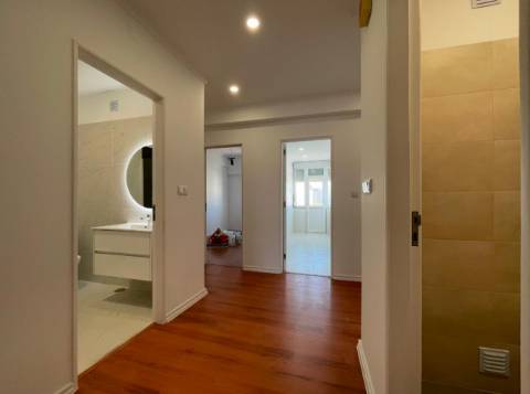 Apartamento T3 junto da Avenida de Uruguai a 100 metros da Junta de Freguesia de Benfica em excelente localização a 10 minutos a pé do Hospital da Luz e do Centro Comercial Colombo, totalmente remodelado.