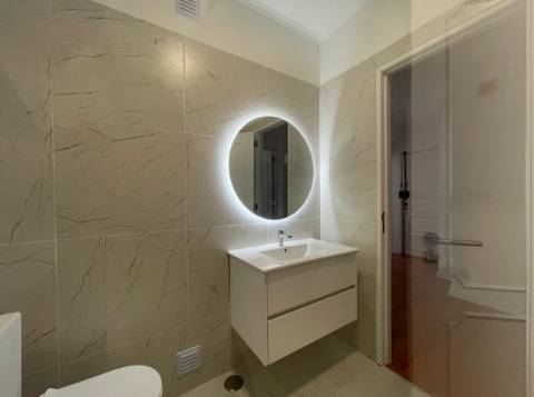 Apartamento T3 junto da Avenida de Uruguai a 100 metros da Junta de Freguesia de Benfica em excelente localização a 10 minutos a pé do Hospital da Luz e do Centro Comercial Colombo, totalmente remodelado.