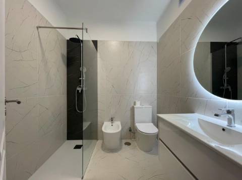 Apartamento T3 junto da Avenida de Uruguai a 100 metros da Junta de Freguesia de Benfica em excelente localização a 10 minutos a pé do Hospital da Luz e do Centro Comercial Colombo, totalmente remodelado.