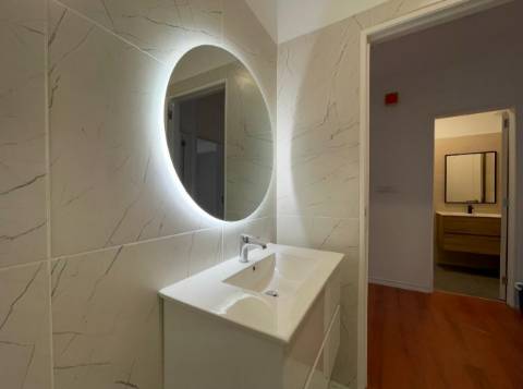 Apartamento T3 junto da Avenida de Uruguai a 100 metros da Junta de Freguesia de Benfica em excelente localização a 10 minutos a pé do Hospital da Luz e do Centro Comercial Colombo, totalmente remodelado.