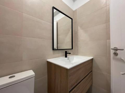 Apartamento T3 junto da Avenida de Uruguai a 100 metros da Junta de Freguesia de Benfica em excelente localização a 10 minutos a pé do Hospital da Luz e do Centro Comercial Colombo, totalmente remodelado.