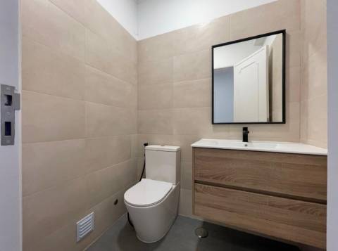 Apartamento T3 junto da Avenida de Uruguai a 100 metros da Junta de Freguesia de Benfica em excelente localização a 10 minutos a pé do Hospital da Luz e do Centro Comercial Colombo, totalmente remodelado.