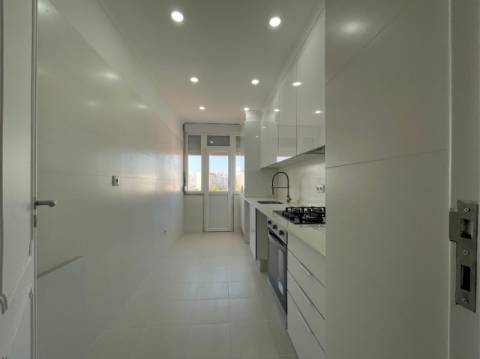 Apartamento T3 junto da Avenida de Uruguai a 100 metros da Junta de Freguesia de Benfica em excelente localização a 10 minutos a pé do Hospital da Luz e do Centro Comercial Colombo, totalmente remodelado.