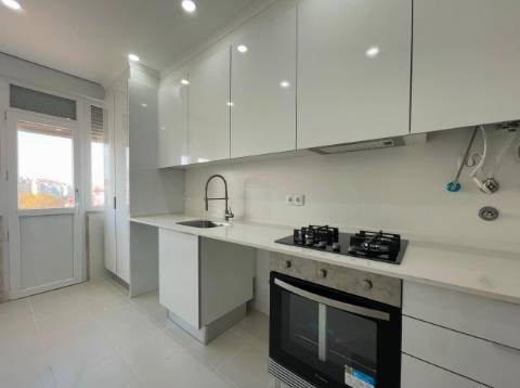 Apartamento T3 junto da Avenida de Uruguai a 100 metros da Junta de Freguesia de Benfica em excelente localização a 10 minutos a pé do Hospital da Luz e do Centro Comercial Colombo, totalmente remodelado.