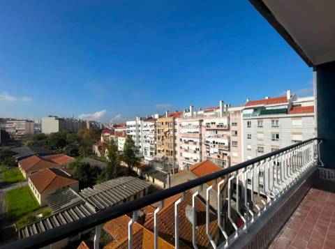 Apartamento T3 junto da Avenida de Uruguai a 100 metros da Junta de Freguesia de Benfica em excelente localização a 10 minutos a pé do Hospital da Luz e do Centro Comercial Colombo, totalmente remodelado.