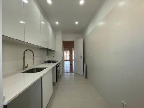 Apartamento T3 junto da Avenida de Uruguai a 100 metros da Junta de Freguesia de Benfica em excelente localização a 10 minutos a pé do Hospital da Luz e do Centro Comercial Colombo, totalmente remodelado.