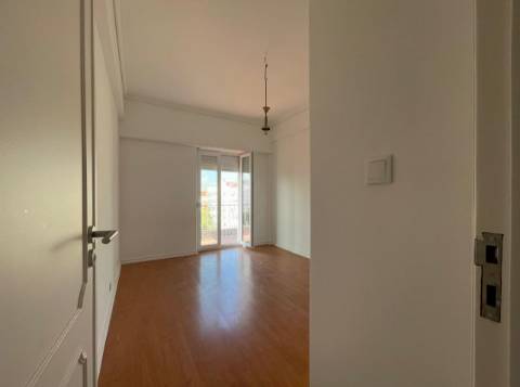Apartamento T3 junto da Avenida de Uruguai a 100 metros da Junta de Freguesia de Benfica em excelente localização a 10 minutos a pé do Hospital da Luz e do Centro Comercial Colombo, totalmente remodelado.