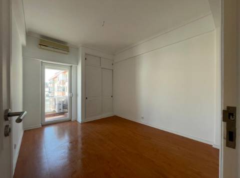 Apartamento T3 junto da Avenida de Uruguai a 100 metros da Junta de Freguesia de Benfica em excelente localização a 10 minutos a pé do Hospital da Luz e do Centro Comercial Colombo, totalmente remodelado.
