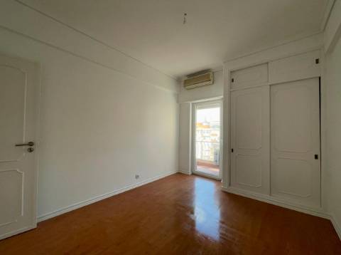 Apartamento T3 junto da Avenida de Uruguai a 100 metros da Junta de Freguesia de Benfica em excelente localização a 10 minutos a pé do Hospital da Luz e do Centro Comercial Colombo, totalmente remodelado.