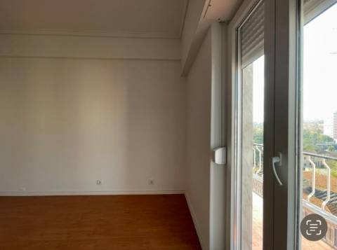 Apartamento T3 junto da Avenida de Uruguai a 100 metros da Junta de Freguesia de Benfica em excelente localização a 10 minutos a pé do Hospital da Luz e do Centro Comercial Colombo, totalmente remodelado.