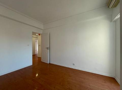 Apartamento T3 junto da Avenida de Uruguai a 100 metros da Junta de Freguesia de Benfica em excelente localização a 10 minutos a pé do Hospital da Luz e do Centro Comercial Colombo, totalmente remodelado.