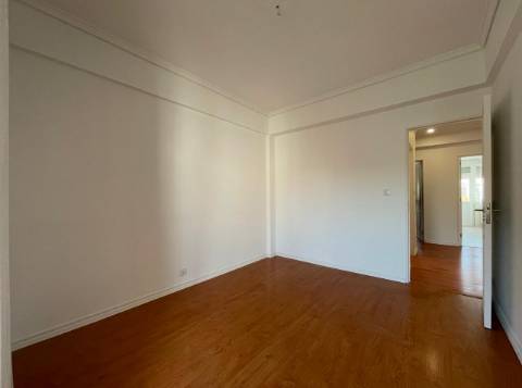 Apartamento T3 junto da Avenida de Uruguai a 100 metros da Junta de Freguesia de Benfica em excelente localização a 10 minutos a pé do Hospital da Luz e do Centro Comercial Colombo, totalmente remodelado.