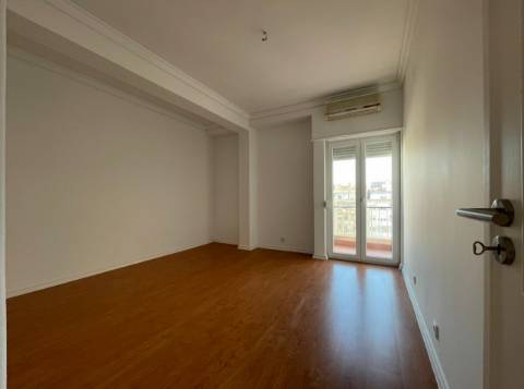 Apartamento T3 junto da Avenida de Uruguai a 100 metros da Junta de Freguesia de Benfica em excelente localização a 10 minutos a pé do Hospital da Luz e do Centro Comercial Colombo, totalmente remodelado.