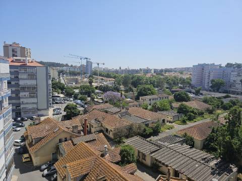 Apartamento T3 junto da Avenida de Uruguai a 100 metros da Junta de Freguesia de Benfica em excelente localização a 10 minutos a pé do Hospital da Luz e do Centro Comercial Colombo, totalmente remodelado.