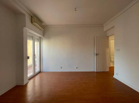 Apartamento T3 junto da Avenida de Uruguai a 100 metros da Junta de Freguesia de Benfica em excelente localização a 10 minutos a pé do Hospital da Luz e do Centro Comercial Colombo, totalmente remodelado.