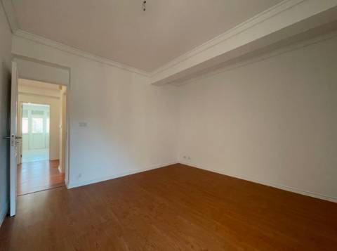 Apartamento T3 junto da Avenida de Uruguai a 100 metros da Junta de Freguesia de Benfica em excelente localização a 10 minutos a pé do Hospital da Luz e do Centro Comercial Colombo, totalmente remodelado.