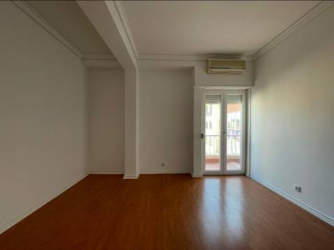 Apartamento T3 junto da Avenida de Uruguai a 100 metros da Junta de Freguesia de Benfica em excelente localização a 10 minutos a pé do Hospital da Luz e do Centro Comercial Colombo, totalmente remodelado.