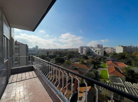 Apartamento T3 junto da Avenida de Uruguai a 100 metros da Junta de Freguesia de Benfica em excelente localização a 10 minutos a pé do Hospital da Luz e do Centro Comercial Colombo, totalmente remodelado.