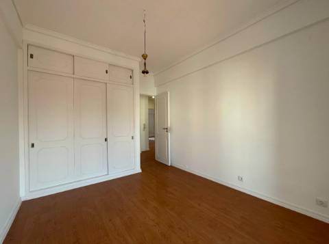 Apartamento T3 junto da Avenida de Uruguai a 100 metros da Junta de Freguesia de Benfica em excelente localização a 10 minutos a pé do Hospital da Luz e do Centro Comercial Colombo, totalmente remodelado.