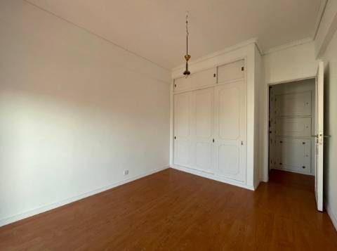 Apartamento T3 junto da Avenida de Uruguai a 100 metros da Junta de Freguesia de Benfica em excelente localização a 10 minutos a pé do Hospital da Luz e do Centro Comercial Colombo, totalmente remodelado.