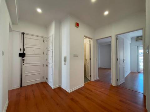 Apartamento T3 junto da Avenida de Uruguai a 100 metros da Junta de Freguesia de Benfica em excelente localização a 10 minutos a pé do Hospital da Luz e do Centro Comercial Colombo, totalmente remodelado.
