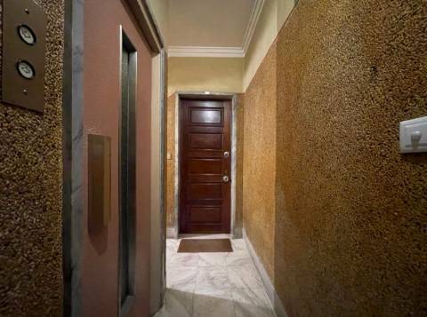 Apartamento T3 junto da Avenida de Uruguai a 100 metros da Junta de Freguesia de Benfica em excelente localização a 10 minutos a pé do Hospital da Luz e do Centro Comercial Colombo, totalmente remodelado.