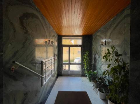 Apartamento T3 junto da Avenida de Uruguai a 100 metros da Junta de Freguesia de Benfica em excelente localização a 10 minutos a pé do Hospital da Luz e do Centro Comercial Colombo, totalmente remodelado.