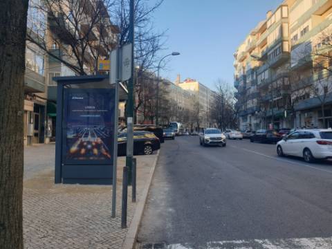 Apartamento T3 junto da Avenida de Uruguai a 100 metros da Junta de Freguesia de Benfica em excelente localização a 10 minutos a pé do Hospital da Luz e do Centro Comercial Colombo, totalmente remodelado.