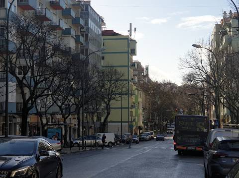 Apartamento T3 junto da Avenida de Uruguai a 100 metros da Junta de Freguesia de Benfica em excelente localização a 10 minutos a pé do Hospital da Luz e do Centro Comercial Colombo, totalmente remodelado.