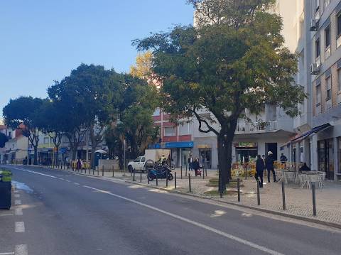 Apartamento T3 junto da Avenida de Uruguai a 100 metros da Junta de Freguesia de Benfica em excelente localização a 10 minutos a pé do Hospital da Luz e do Centro Comercial Colombo, totalmente remodelado.