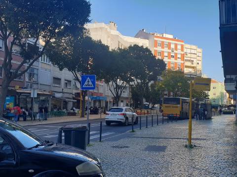 Apartamento T3 junto da Avenida de Uruguai a 100 metros da Junta de Freguesia de Benfica em excelente localização a 10 minutos a pé do Hospital da Luz e do Centro Comercial Colombo, totalmente remodelado.