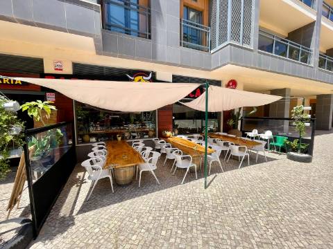 Restaurante com explanada para Trespasse em zona nobre de Olhão