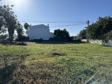 Terreno em espaço urbanizável com 960 m2, mediante autorização Camarária!