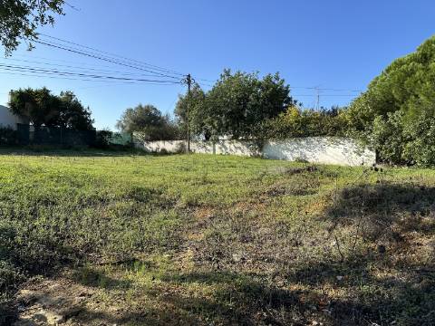 Terreno em espaço urbanizável com 960 m2, mediante autorização Camarária!