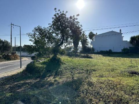 Terreno em espaço urbanizável com 960 m2, mediante autorização Camarária!