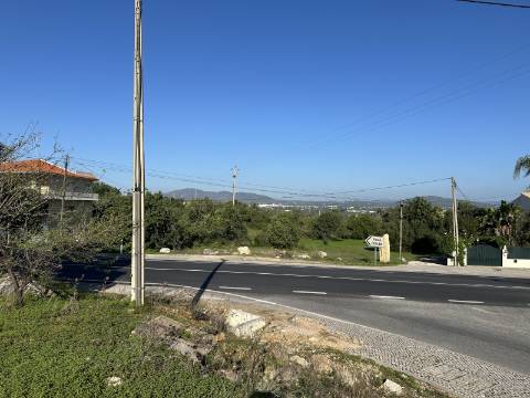 Terreno em espaço urbanizável com 960 m2, mediante autorização Camarária!