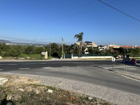 Terreno em espaço urbanizável com 960 m2, mediante autorização Camarária!
