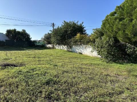 Terreno em espaço urbanizável com 960 m2, mediante autorização Camarária!