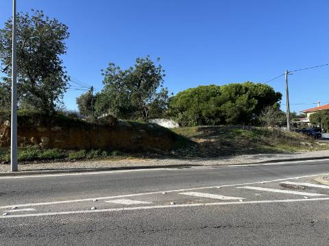 Terreno em espaço urbanizável com 960 m2, mediante autorização Camarária!