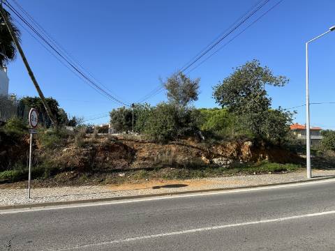 Terreno em espaço urbanizável com 960 m2, mediante autorização Camarária!