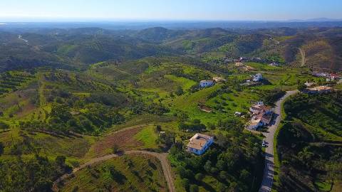 Moradia isolada T3 com espetacular vista de campo e vista mar