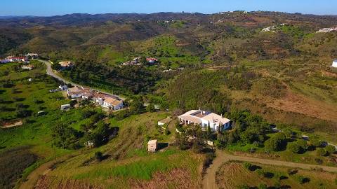 Moradia isolada T3 com espetacular vista de campo e vista mar