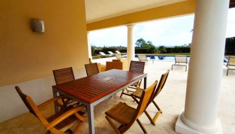 Moradia V4 com piscina terraços no Golfe Monte Rei (-)