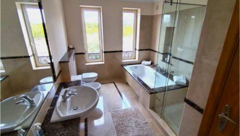 Moradia V4 com piscina terraços no Golfe Monte Rei (-)