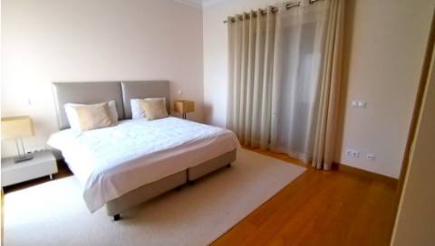 Moradia V4 com piscina terraços no Golfe Monte Rei (-)