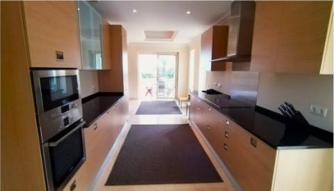 Moradia V4 com piscina terraços no Golfe Monte Rei (-)